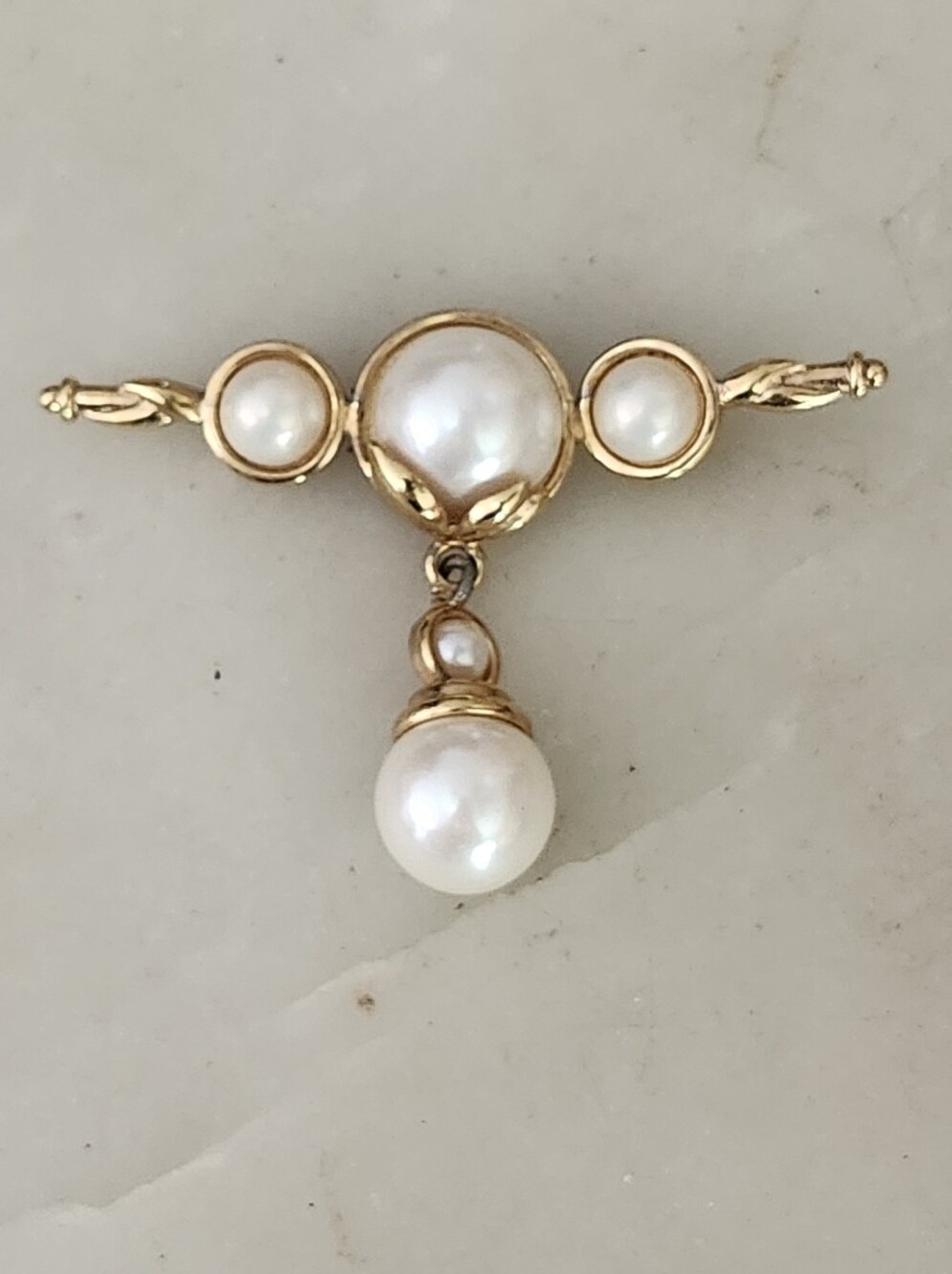 Vtg Gold Tone Faux Pearl Drop Brooch - Classic Faux Pearl Accent